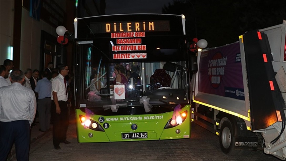 Adana'da Belediye Otobüsünde Nikah