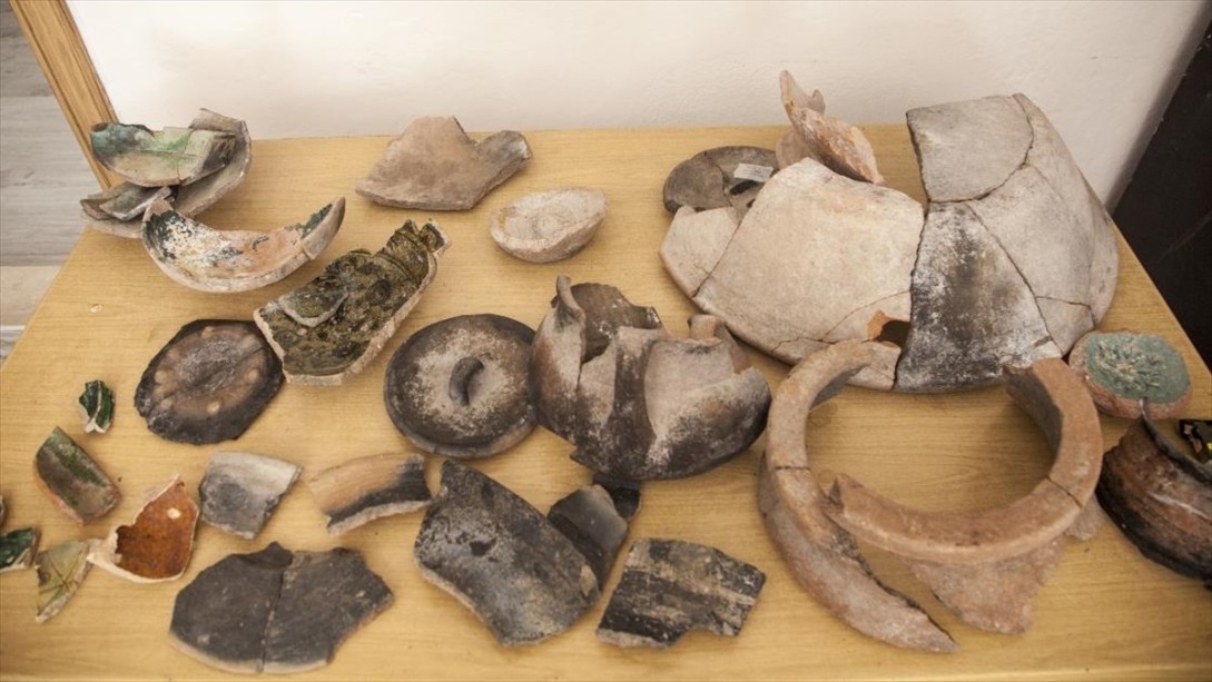 Ahlat'taki İç Kale Kazılarında 5 Bin 200 Yıllık Seramik Parçaları Bulundu