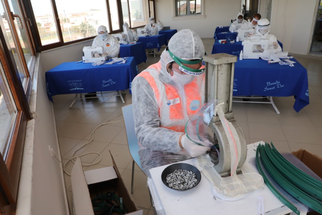 Büyükçekmece Belediyesi’nin Koruyucu Siperlik ve Bez Maske Üretim Çalışmaları Tüm Hızıyla Devam Ediyor