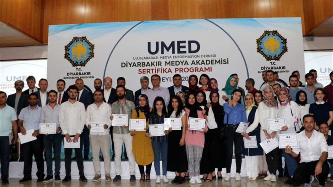 Diyarbakır Büyükşehirde Medya Okulu Mezunlarına Sertifika