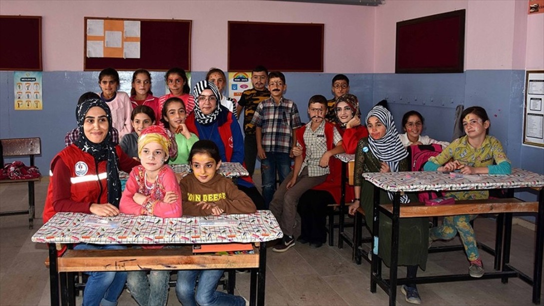 Gençler Köy Çocuklarının Yüzünü Güldürdü