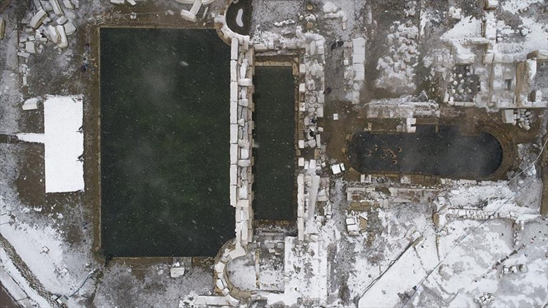 İki Bin Yıllık Havuzda Kar Altında Yüzme Keyfi