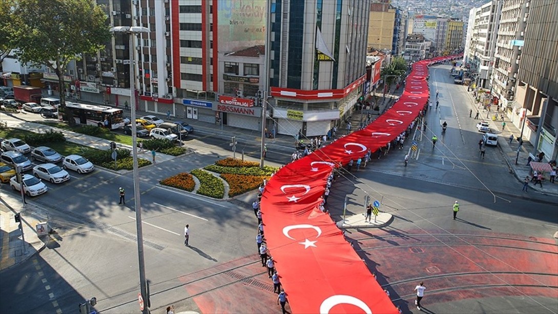 İzmir'de Coşkulu Kutlama