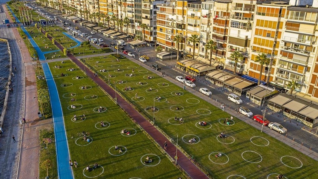 İzmir'de Yeşil Alanlarda 'Çemberli Sosyal Mesafe' Dönemi