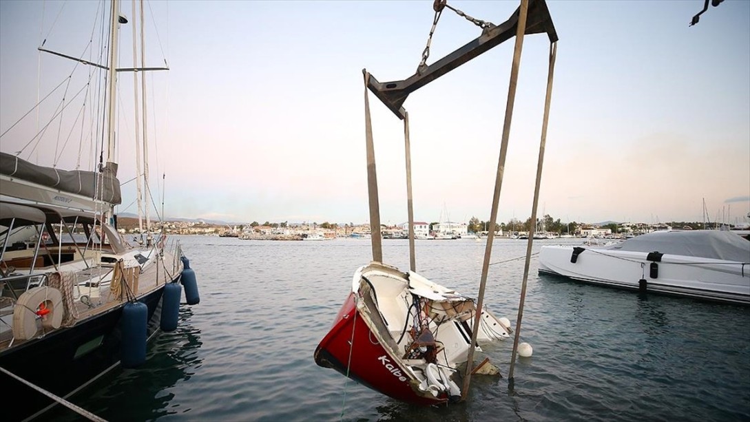 İzmir'deki Depremin Neden Olduğu Deniz Altındaki Enkaz Da Kaldırılıyor