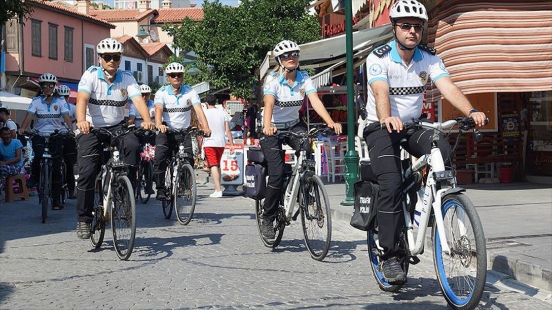 İzmir'in İncisinde Trafik “Beyaz Kırlangıçlar”a Emanet