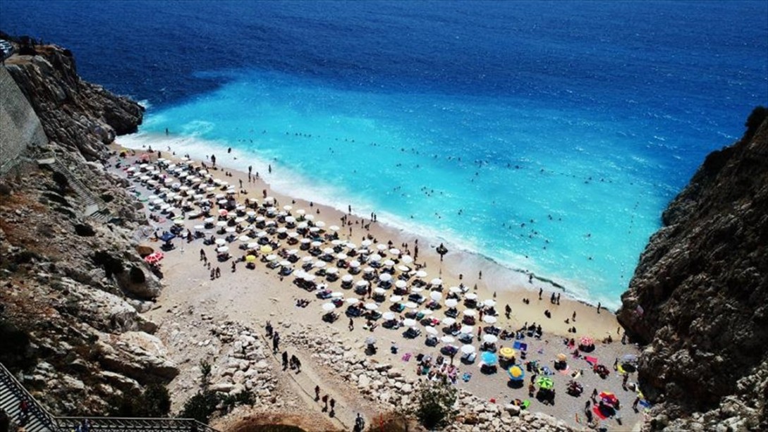 Kaputaş Plajı: Benzersiz Rengiyle Her Gün Yüzlerce Turisti Ağırlıyor
