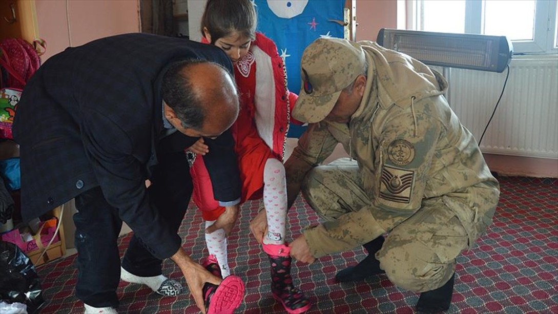 Mehmetçik'ten Köy Çocuklarını Isıtan Kampanya