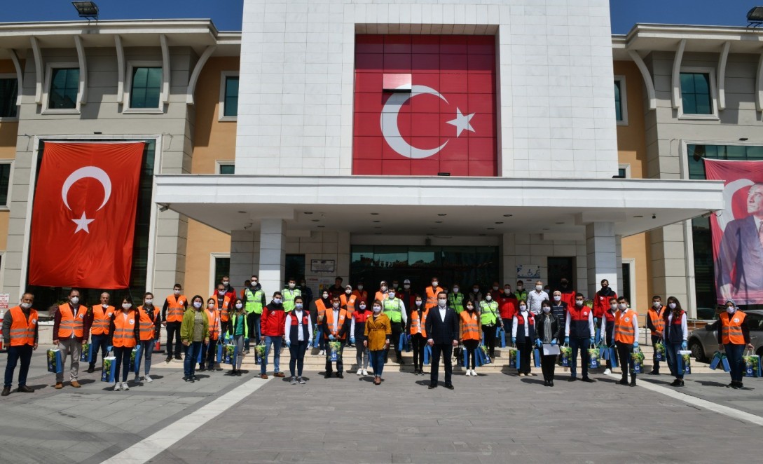 Mustafakemalpaşa Belediyesi Kapı Kapı Dolaşıp Ücretsiz Maske Dağıtıyor