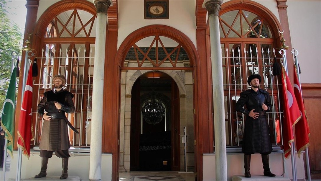 Osmanlı Devleti'nin Kurucusu Osman Gazi'nin Türbesinde Saygı Nöbeti Başladı