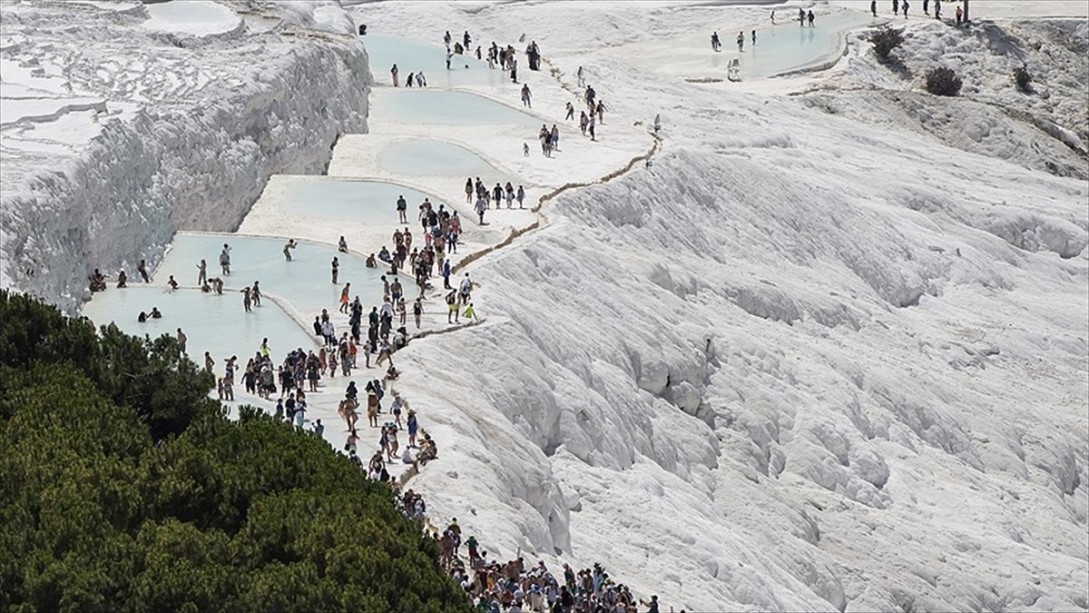 Pamukkale'ye Turist Aktı