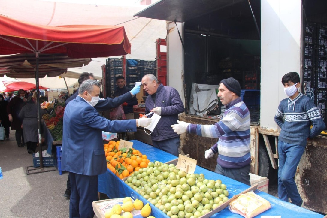 Seydişehir Belediyesi Pazaryerinde Maske ve Eldiven Dağıttı