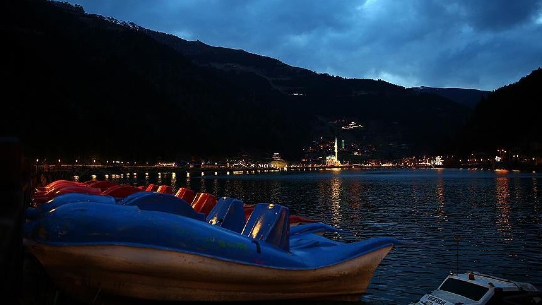 Uzungöl'ün Gecesi Ayrı Güzel