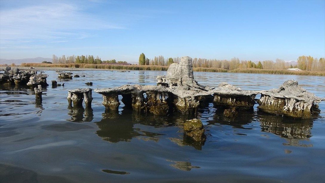 Van Gölü'nün Çekilmesiyle Su Altında Kalan Yapılar Ortaya Çıktı