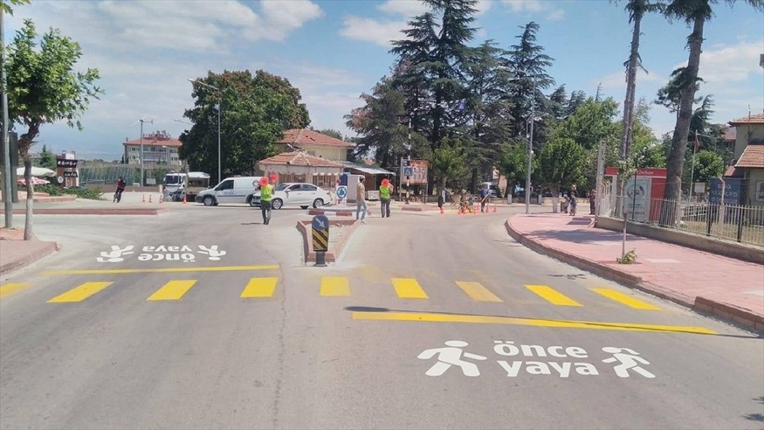 Yaya ve Okul Geçitlerine 'Önce Yaya' Görselleri