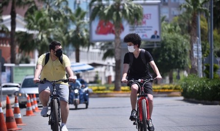 15-20 Yaş Arasındaki Gençler Uzun Zaman Sonra İlk Kez Sokağa Çıktı