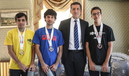 Bakan Selçuk Bilgisayar Olimpiyat Şampiyonlarıyla Buluştu