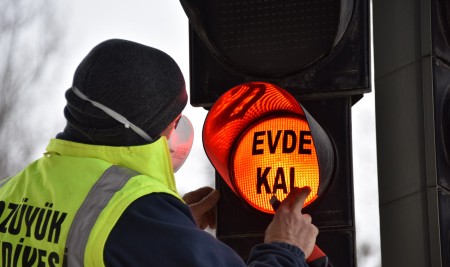 Bozüyük'te Kırmızı Işıklara "Evde Kal" Yazıldı