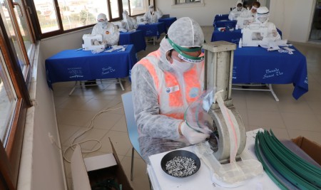 Büyükçekmece Belediyesi’nin Koruyucu Siperlik ve Bez Maske Üretim Çalışmaları Tüm Hızıyla Devam Ediyor