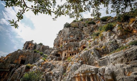 Demre'de Tarım Alanlarının Altında Tarih Yatıyor