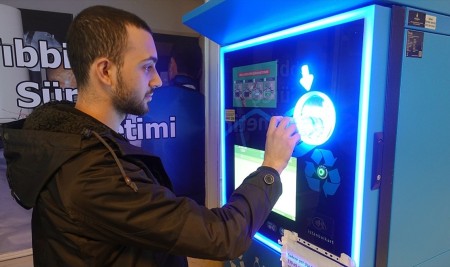 İstanbullu Çöpünü Akıllı Konteynerlere Atarak Kazandı
