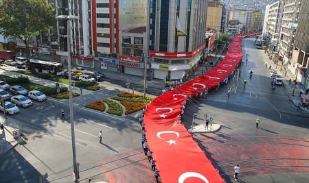 İzmir'de Coşkulu Kutlama