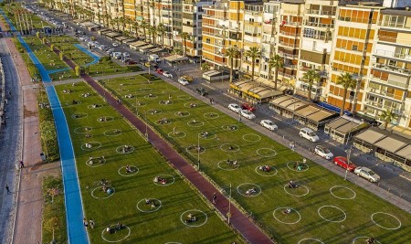 İzmir'de Yeşil Alanlarda 'Çemberli Sosyal Mesafe' Dönemi