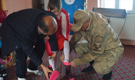 Mehmetçik'ten Köy Çocuklarını Isıtan Kampanya