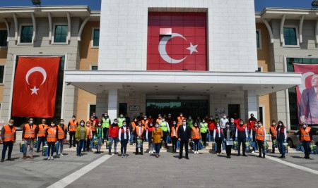 Mustafakemalpaşa Belediyesi Kapı Kapı Dolaşıp Ücretsiz Maske Dağıtıyor