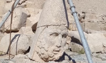 Nemrut Dağı'ndaki 2 Bin 60 Yıllık Heykel Devrilmekten Kurtarıldı