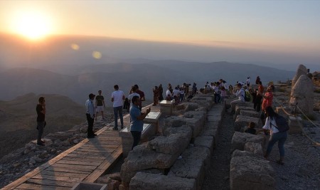 Nemrut Eşsiz Manzarasıyla Ziyaretçilerini Büyülüyor