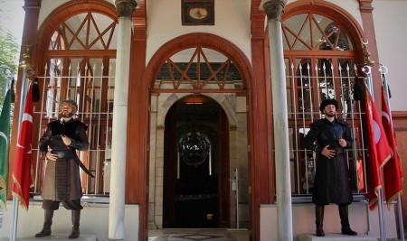 Osmanlı Devleti'nin Kurucusu Osman Gazi'nin Türbesinde Saygı Nöbeti Başladı