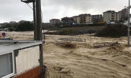 Sakarya ve Kocaeli'de Sağanak Sele Yol Açtı