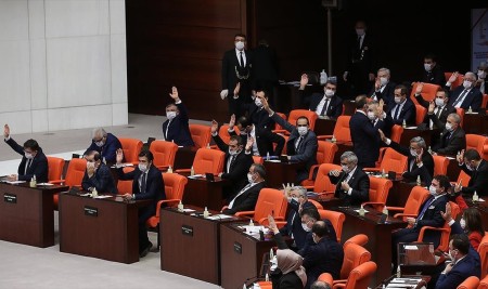 TBMM'de Koronavirüs Şartlarında Mesai Sürüyor