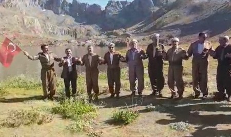 Türk Bayraklarıyla Halayın Bu Seferki Adresi: İkiyaka Dağları