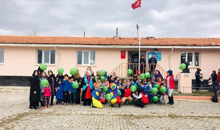 Üniversite Öğrencileri Köyde Yaşayan Çocukları Sevindirdi