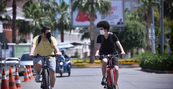 15-20 Yaş Arasındaki Gençler Uzun Zaman Sonra İlk Kez Sokağa Çıktı