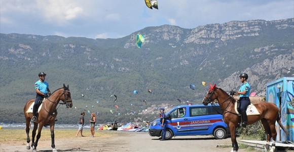 Atlı Jandarmalar Kitesörfçülerin İlgi Odağı Oldu