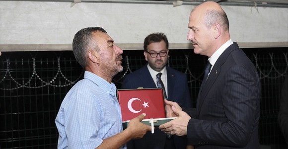 Bakan Soylu Şehit Evine Taziyeye Gitti