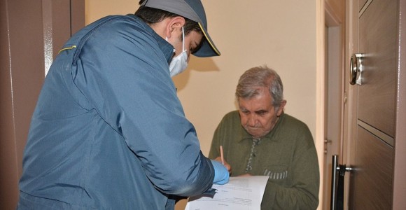 Emekli Vatandaşlara Maaşları Konutlarında Verilmeye Başlandı