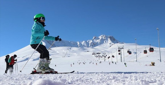 Erciyes 1 Ayda 400 Bin Kişiyi Ağırladı