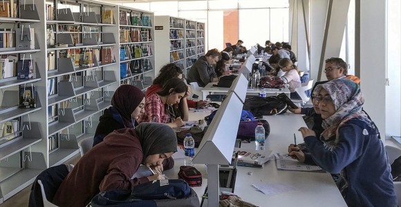 Merkezefendi'nin Ödüllü Kütüphanesine Yoğun Ziyaretçi İlgisi