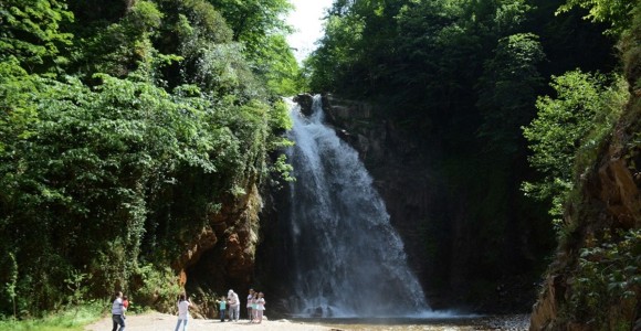 Örümcek Ormanları'ndaki Şelale Ziyaretçilerini Bekliyor