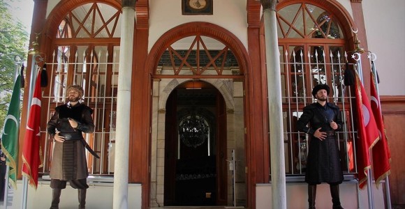 Osmanlı Devleti'nin Kurucusu Osman Gazi'nin Türbesinde Saygı Nöbeti Başladı