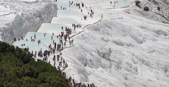 Pamukkale'ye Turist Aktı