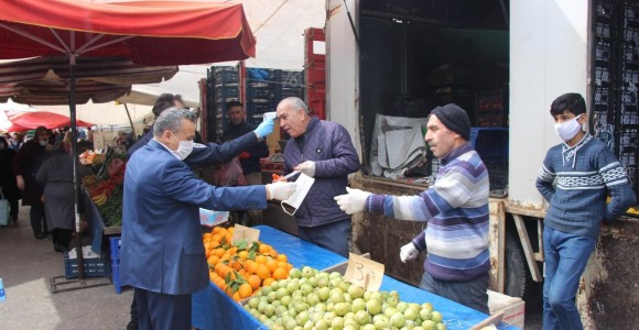 Seydişehir Belediyesi Pazaryerinde Maske ve Eldiven Dağıttı