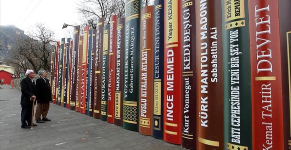 Sınırdaki Kitap Figürlü Duvar İlgi Görüyor