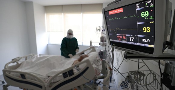 Türkiye'de Kovid-19 Aktif Vaka Ve Ağır Hasta Sayısı Artıyor