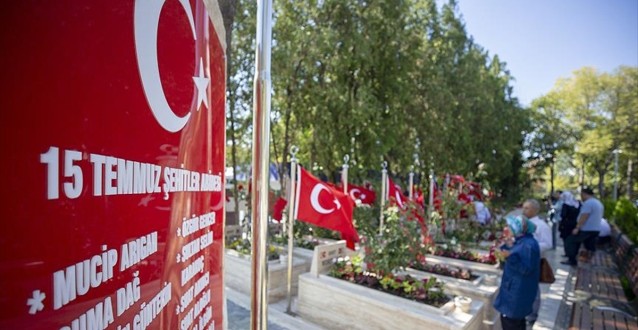 Bayramda Şehitlikler Unutulmadı