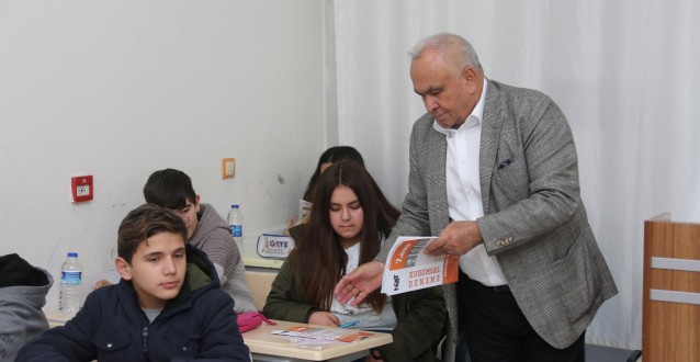 Erdemli Belediyesi Başkanı Tollu'dan Sınava Girecek Öğrencilere Sürpriz Ziyaret